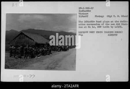 Die 3rd Marine Division Band tritt während der Einweihungsfeier der neuen Aid Station in Ca Lo, Republik Vietnam, am 12. Juni 1967 auf. Die Aid Station wurde vom 3. Bataillon der 3. Marines errichtet. Dieses Foto wurde von SSgt T. N. Bland aufgenommen. FOTO DER VERTEIDIGUNGSABTEILUNG (MARINEKORPS) FHM A188779 Stockfoto