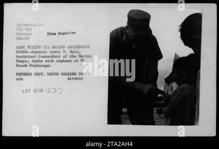 Generalleutnant Lewis W Walt besuchte China Beach Waisenhaus in Vietnam am 2. November 1970. General Walt, der stellvertretende Kommandant des Marinekorps, kann während seines Besuchs mit Waisen sprechen. Dieses Foto wurde von einem Fotografen des Verteidigungsministeriums aufgenommen und trägt die Nummer 16-000001-70 III MAF Vietnam 2Nov70 35mm negative ACMC. Stockfoto