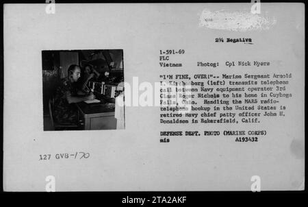 Bildunterschrift: Sergeant Arnold I. Kirchenbarg kommuniziert einen Telefonanruf zwischen dem Navy-Ausrüstungsbetreiber 3rd Class Roger Nichols und seinem Haus in Cuyhoga Falls, Ohio, über einen MARS-Funktelefonanschluss. Der pensionierte Chief Petty Officer John H. Donaldson in Bakersfield, Kalifornien, kümmert sich um die Kommunikation aus den Vereinigten Staaten. 1969 während des Vietnamkrieges. VERTEIDIGUNGSABTEILUNG. FOTO (MARINE CORPS) MIS A193432. Stockfoto