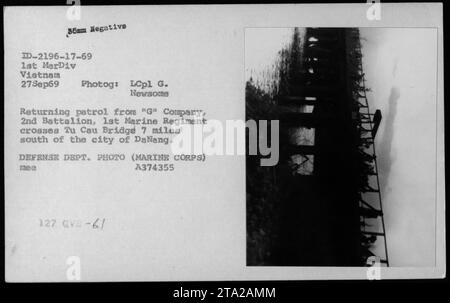 US-Marine-Soldaten der G-Kompanie, 2. Bataillon, 1. Marine-Regiment, überqueren die Tu Cau-Brücke in da Nang, Vietnam, am 27. September 1969 und kehren von einer Patrouillenmission zurück. Stockfoto