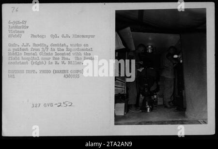 Der Zahnarzt der US-Armee, J.F. Hardin, betreut am 8. Februar 1967 einen Patienten des Dritten Bataillons der Seventh Marines in der temporären Mobile Dental Clinic in der Nähe von Due Pho, Vietnam. Die Zahnarzthelferin R.W. Millar ist rechts auf dem Foto zu sehen. (Fotograf: CPL. C.D. Mincennyor) (Hinweis: Die übermittelte Beschriftung basiert auf den Angaben und ist unparteiisch.) Stockfoto