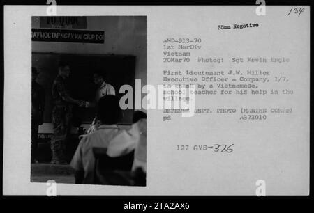 First Lieutenant J.W. Miller, 1. MarDiv 35mm negativ Vietnam, 20. März 1970. First Leutnant J.W. Miller, 134 Executive Officer, wird von einem vietnamesischen Schullehrer für seine Hilfe im Dorf gedankt. Firma 1/7, 127 GVB-376, aufgenommen auf diesem Foto von Sgt Kevin Engle.“ Stockfoto