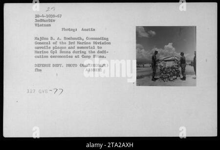 General B.A. Hochmuth, Commanding General der 3. Marine Division, enthüllt eine Gedenktafel für Marine CPL Evans während der Einweihungszeremonien im Camp Evans in Vietnam. Das Foto wurde 1967 aufgenommen. (Quelle: Fotos von amerikanischen Militäraktivitäten während des Vietnamkriegs) Stockfoto