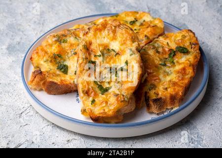 Türkisches Eierbrot. Es heißt "Yumurtali Ekmek" auf Türkisch. Französischer Toast. Türkisches und arabisches traditionelles Frühstück, gebackenes oder gebratenes Eierbrot. Ei br Stockfoto