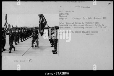 Generalmajor Edwin B. Wheeler verabschiedet sich bei einer Zeremonie am 28. April 1970 von Generalleutnant Keith B. McCutcheon, Commanding General des III. MAF. Dieses Foto wurde von Sergeant C.H. Gardner III. Aufgenommen und ist Teil der Sammlung von Bildern des Verteidigungsministeriums, die die amerikanischen Militäraktivitäten während des Vietnamkriegs dokumentieren. Stockfoto