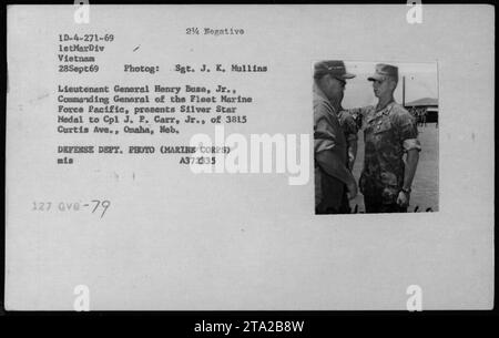 Generalleutnant Henry Buse, Jr., Kommandierender General der Flotte Marine Force Pacific, überreicht CPL J. P. Carr, Jr., von 3815 Curtis Ave., Omaha, Neb. Die Zeremonie, an der der stellvertretende Marineminister John Warner, Verteidigungsminister Melvin Laird, teilnahm, und Dr. Norman Vincent Peale fand am 28. September 1969 in Vietnam statt. VERTEIDIGUNGSABTEILUNG. FOTO (MARINE CORPS) MIS A372335 127 GVB-79. Stockfoto