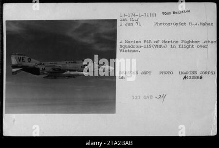 Am 1. Januar 1971 fliegt eine Marine F-4B der Fighter Attack Squadron-115 (VMFA) über Vietnam, fotografiert von GySgt H.A. Mahan auf 70 mm negativ, Teil der Aufzeichnungen des Verteidigungsministeriums. Stockfoto