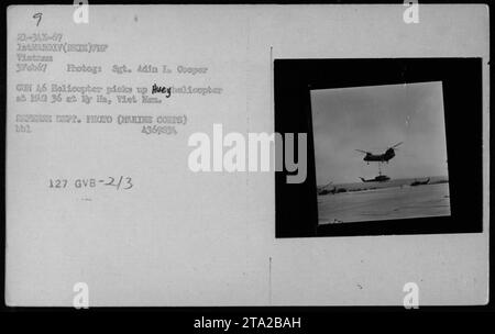 Ein Hubschrauber nimmt am 3. Februar 1967 einen Huey-Hubschrauber bei mag 36 in Ly Ha, Vietnam auf. Dieses Foto wurde von Sgt. Adin I. Cooper aufgenommen und ist Teil der Sammlung, die die amerikanischen militärischen Aktivitäten während des Vietnamkriegs dokumentiert. Bildunterschrift vom Verteidigungsministerium Foto (Marine Corps) A369334. Stockfoto