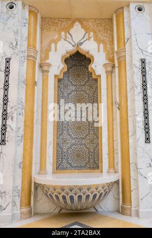 Abu Dhabi, VAE, 08.02.20. Granit- und Marmornische im arabischen Stil (Mihrab) mit goldenen Mosaiken, geometrischen Sternen- und Blumenmustern und goldenen Säulen Stockfoto