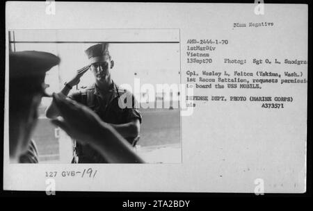 Amerikanische Soldaten der 1st Marine Division werden am 13. September 1970 beim Einsteigen oder Aussteigen des USS-MOBILES gesehen. Dieses Foto zeigt einen Moment während des Vietnamkriegs und zeigt Militärangehörige in Uniform, die sich auf das ein- oder Aussteigen vorbereiten. Das Bild wurde von Sgt O. L. Snodgra und CPL. Hesley L. Felton aufgenommen, beide Fotografen des Verteidigungsministeriums. Stockfoto