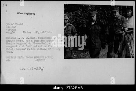 Das Foto zeigt General Leonard F. Chapman, Kommandeur des Marine Corps, mit Marine Sergeant S. Blementhal, einem Zug Sergeant mit Combined Action Zug 2-1-6, am 6. August 1968 im Dorf Thron Thon, Vietnam. Stockfoto