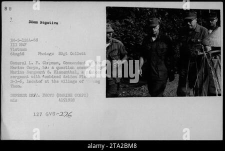 General Leonard F Chapman, Kommandant des Marine Corps, spricht mit Marine Sergeant S. Blementhal, einem Zug Sergeant mit kombinierter Aktionsplatte auf 2-1-6, der im Dorf Thron Thon in Vietnam stationiert ist. Die Begegnung fand am 6. August 1968 statt, wie in diesem 35 mm Negativfoto festgehalten. Stockfoto