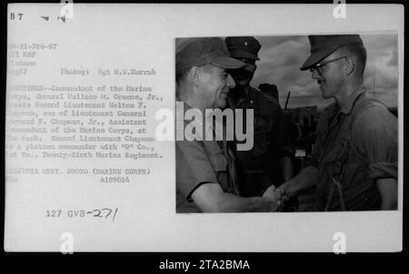 Militäroffiziere und Beamte, darunter Hubert Humphrey, General William Westmoreland und Sen Harry F Byrd, sind auf diesem Foto im August 1967 zu sehen. Das Bild zeigt das Treffen von Schlüsselpersonal während des Vietnamkriegs. Wir können auch General Wallace M. Greene Jr. sehen, der den zweiten Lieutenant Walton F. Chapman begrüßt, der als Zugführer im Marine Corps dient. Stockfoto