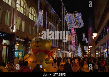 Budapest, Ungarn - 27. November 2023: Weihnachtsmarkt-Pavillons am Vorosmarty-Platz. Stockfoto