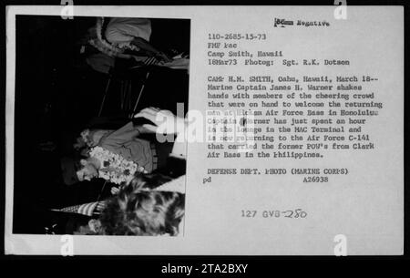 Der zurückkehrende Kapitän James H. Warner schüttelt am 18. März 1973 auf der Hickam Air Force Base in Honolulu die Hand. Der Captain war gerade mit einer Air Force C-141 in Hawaii angekommen, nachdem er im Rahmen der Operation Homecoming von der Clark Air Base auf den Philippinen zurückgebracht worden war. Stockfoto