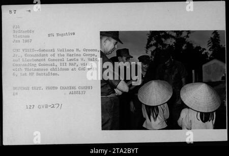 Marinekorps General Wallace M. Greene Jr. und Lieutenant General Lewis W. Walt besuchen im Januar 1967 eine Einheit des Child Assistance Center (CAC) in Vietnam. Sie interagieren mit vietnamesischen Kindern der 3. Marine Division während ihres Besuchs. Dieses Foto wurde vom Verteidigungsministerium aufgenommen und datiert vom Januar 1967. Stockfoto