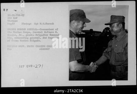 Der Kommandant des Marine Corps, General Wallace M. Greene, Jr., begrüßt Brigadegeneral Kin, den Kommandeur der 2. Marine-Brigade der Republik Korea. Das Foto wurde im August 1967 während amerikanischer Militäreinsätze in Vietnam aufgenommen. Es ist ein Foto des Verteidigungsministeriums, das von Sgt M.W.Kurruk aufgenommen wurde. Stockfoto