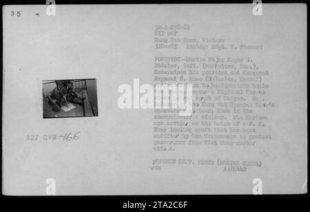 Marine-Major Roger W. Badeker bestimmt seine Position, während er eine Flusspatrouille der Regional Forces in Vietnam begleitet. Er wird von Sergeant Raymond S. Komo begleitet, der ihre Position an das Hauptquartier weitergibt. Sie sitzen auf einem modifizierten Landungsschiff der US Navy, das von den Vietnamesen verändert wurde, um sich vor Mörserangriffen durch Vietnam zu schützen. Stockfoto