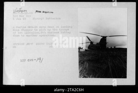 Der HMM-46-Hubschrauber landet in der Landezone, um am 5. Januar 1969 Truppen des 1. Bataillons der 9. Marines in Vietnam zu entbunden. Die Truppen werden zu einer anderen Operation gebracht. Dieses Foto wurde von Patterson aufgenommen und ist ein offizielles Foto des Verteidigungsministeriums. Stockfoto