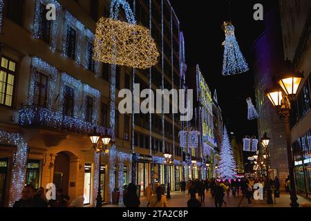 Budapest, Ungarn - 27. November 2023: Weihnachtsmarkt-Pavillons am Vorosmarty-Platz. Stockfoto