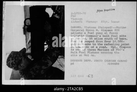 Marine Corporal Byron M. Simpson III. Stellt am 11. Januar 1971 eine Treibstoffpumpe am Tanklager des Force Logistic Command in Hoi an, Vietnam, ein. Der Standort liegt 25 Meilen südlich von Danang und besteht aus vier 000-Gallonen-Tanks, die Kraftstoff zu einer Tankstelle am Straßenrand pumpen. CPL. Simpson ist eine von drei Marines vom Bulk Fuel Platoon der FLC, die in Hoi an stationiert sind. Stockfoto