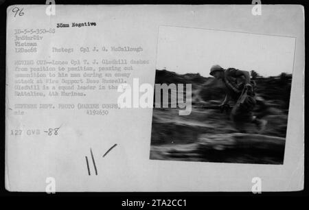 Lance CPL T. J. Gledhill vom 1. Bataillon, 4. Marines, wird beobachtet, wie er während eines feindlichen Angriffs auf die Fire Support Base Russell Munition an seine Männer verteilt. Dieses Foto wurde am 12. Dezember 1968 von CPL J. G. McCullough vom US Marine Corps aufgenommen. (Foto des offiziellen Verteidigungsministeriums, A192650) Stockfoto