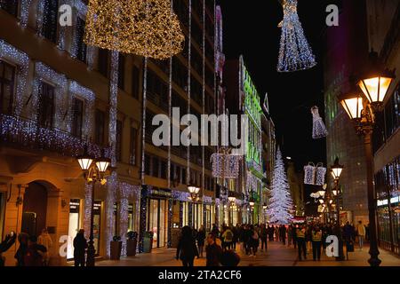 Budapest, Ungarn - 27. November 2023: Weihnachtsmarkt-Pavillons am Vorosmarty-Platz. Stockfoto