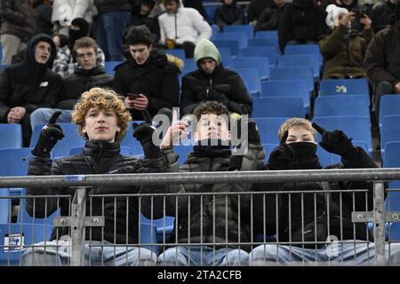 Hamburg, Deutschland. November 2023. Fans besuchen das Spiel zwischen dem ukrainischen Team Shakthar Donetsk und dem belgischen Fußballverein Royal Antwerp FC am Dienstag, den 28. November 2023 in Hamburg, Deutschland, am fünften Tag der Gruppenphase der Champions League, in der Gruppe H. BELGA FOTO TOM GOYVAERTS Credit: Belga News Agency/Alamy Live News Stockfoto