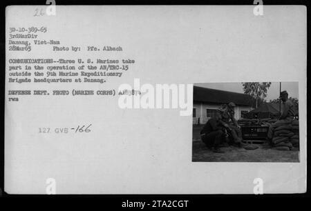 Die US-Marines betreiben die AN/TRC-15 am 28. März 1965 im Hauptquartier der 9. Marine Expeditionary Brigade in Danang, Vietnam. Die Kommunikationsausrüstung wird von drei Marines bei Militäroperationen genutzt. Foto von PFC. Albach. Foto Des Verteidigungsministeriums (Marine Corps). Stockfoto