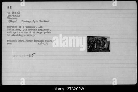 Marines der B Company, 1. Bataillon, 9. Marine-Regiment, bereiten sich am 13. Mai 1966 auf eine Jagd in einem kleinen Dorf vor, in dem die Kampfaktivitäten während des Vietnamkriegs dokumentiert werden. Stockfoto