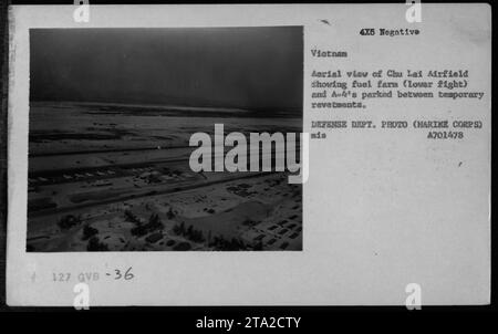 Luftaufnahme des Chu Lai Airfield in Vietnam während des Vietnamkriegs. Das Bild zeigt einen Treibstoffpark in der unteren rechten Ecke des Rahmens, in dem A-4-Flugzeuge zwischen den temporären Überdachungen geparkt sind. Dieses Foto ist Teil der Sammlung des Verteidigungsministeriums und wurde vom Marine Corps aufgenommen. Stockfoto