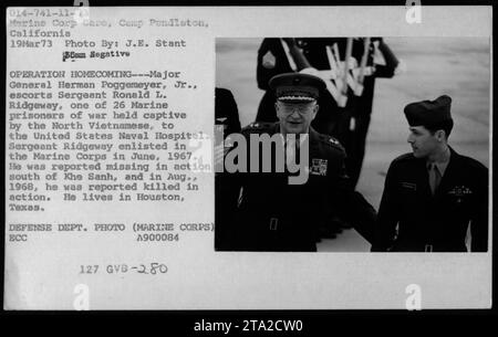 Major General Herman Poggemeyer Jr. begleitet Sergeant Ronald L. Ridgeway, einen von 26 Kriegsgefangenen, während der Operation Homecoming am 19. März 1973 in das United States Naval Hospital. Ridgeway trat im Juni 1967 in das Marine Corps ein und wurde in der Nähe von Khe Sanh als vermisst gemeldet. Er wurde später als getötet gemeldet, kehrt aber jetzt nach Hause zurück. Stockfoto