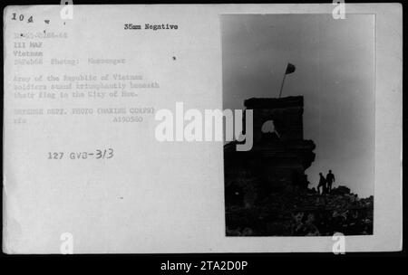 ARVN-Soldaten zeigen den Sieg unter ihrer Flagge in Hue City während der Schlacht von Hue am 24. Februar 1968. Fotografiert von Messenger, ein A190560 127 GVB-3/3 35mm negativ, das die militärischen Aktivitäten der USA während des Vietnamkriegs dokumentiert. Stockfoto