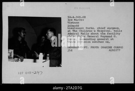 Lieutenant Burke, Chefchirurg, erklärt Admiral Kelly die Operationen des Kinderkrankenhauses, begleitet von Generalmajor Raymond G. Davis. Das Bild wurde am 24. Dezember 1968 während eines Medical Civilian Assistance Program (MEDCAP) in Vietnam aufgenommen. Das Foto wurde vom Verteidigungsministerium (Marine Corps) mit dem Code A193377 aufgenommen. Stockfoto