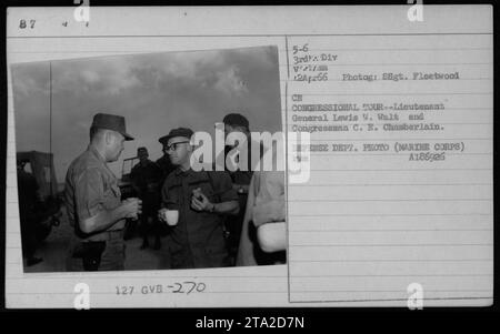 Generalleutnant Lewis W. Walt und Kongressabgeordneter C. E. Chamberlain auf einer Kongressreise in Vietnam im Jahr 1966. Dieses Foto wurde während ihres Besuchs aufgenommen, um militärische Aktivitäten mit Offizieren und Beamten zu besprechen, darunter Präsident Lyndon Johnson und Oberst P X Kelley. Foto des US-Verteidigungsministeriums A186926. Stockfoto