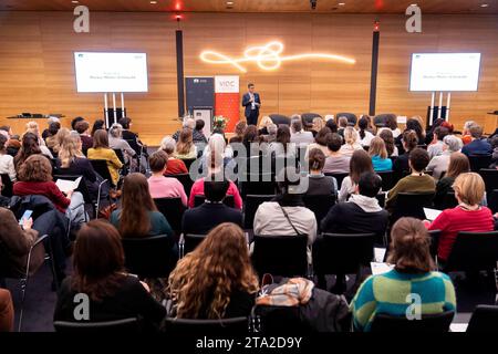 Wien, Österreich. 27. November 2023. Moderation von Markus Müller-Schinwald bei der Veranstaltung Feministische Außenpolitik im Parlament gemeinsam mit dem Wiener Institut für internationalen Dialog und Zusammenarbeit VIDC. *** Wien, Österreich 27. November 2023 Moderation von Markus Müller Schinwald auf der Veranstaltung Feminist Foreign Policy im Parlament zusammen mit dem Wiener Institut für internationalen Dialog und Zusammenarbeit VIDC Credit: Imago/Alamy Live News Stockfoto