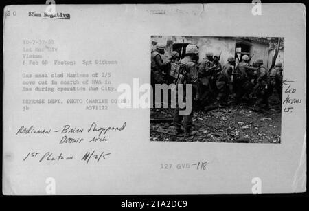 Gasmasken-bekleidete Marines des 2. Bataillons, 5. Marines, suchen nach Soldaten der NVA (Nordvietnamesische Armee) in Hue während der Operation Hue City am 6. Februar 1968. Dieses Foto wurde von Sergeant Dickman aufgenommen. (Quelle: Foto des offiziellen Verteidigungsministeriums, Marine Corps, A371122) Stockfoto