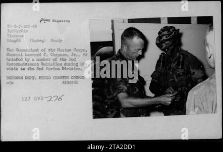 General Leonard F. Chapman, Kommandant des United States Marine Corps, wird von einem Mitglied des 3. Aufklärungsbataillons während seines Besuchs in der 3. Marine Division in Vietnam unterrichtet. Das Foto wurde am 8. August 1969 vom Fotografen Moody aufgenommen. Stockfoto