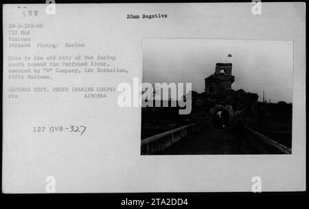 USMC und vietnamesische Gebäude und Bunker sind auf diesem Foto vom 24. Februar 1968 zu sehen. Das Bild zeigt das Tor zur Altstadt von Hus, die nach Süden zum parfümierten Fluss zeigt. Das Gebiet wurde während des Vietnamkrieges von der D-Kompanie, 1. Bataillon, 5. Marines, gesichert. Stockfoto