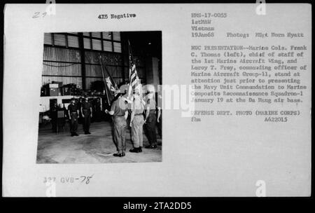 Marine Kühlung. Frank C. Thomas und Leroy T. Frey präsentieren die Navy Unit Commendation der Marine Composite Reconnaissance Squadron-1 am 19. Januar 1968 auf dem Luftwaffenstützpunkt da Nang in Vietnam. Die Zeremonie wurde von MSgt Norm Hyatt aufgenommen, einem Fotografen für den 1. Marine Air Wing. Stockfoto