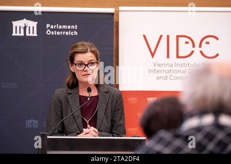 Wien, Österreich. 27. November 2023. Sybille Straubinger, Geschäftsführende Direktorin des VIDC, spricht bei der Veranstaltung Feministische Außenpolitik im Parlament gemeinsam mit dem Wiener Institut für internationalen Dialog und Zusammenarbeit VIDC. *** Wien, Österreich 27. November 2023 Sybille Straubinger, Exekutivdirektorin des VIDC, spricht auf der Veranstaltung Feminist Foreign Policy im Parlament zusammen mit dem Wiener Institut für internationalen Dialog und Zusammenarbeit VIDC Stockfoto