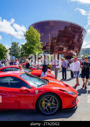 Liepaja, Lettland, 20. Juli 2023: Veranstaltung und öffentliche Autosalon des Ferrari F8 in Europa Stockfoto