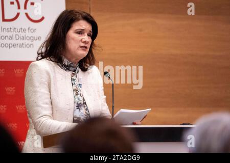 Wien, Österreich. 27. November 2023. Ehemalige schwedische Außenministerin Ann Linde spricht bei der Veranstaltung Feministische Außenpolitik im Parlament gemeinsam mit dem Wiener Institut für internationalen Dialog und Zusammenarbeit VIDC. *** Wien, Österreich 27. November 2023 die ehemalige schwedische Außenministerin Ann Linde spricht auf der Veranstaltung Feminist Foreign Policy im Parlament zusammen mit dem Wiener Institut für internationalen Dialog und Zusammenarbeit VIDC Stockfoto