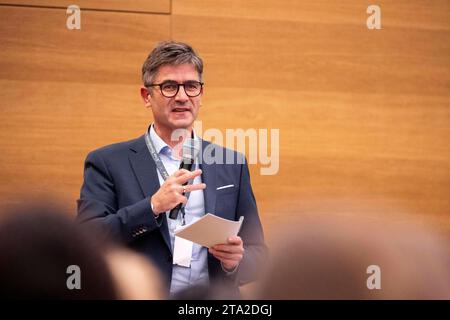 Wien, Österreich. 27. November 2023. Moderation von Markus Müller-Schinwald bei der Veranstaltung Feministische Außenpolitik im Parlament gemeinsam mit dem Wiener Institut für internationalen Dialog und Zusammenarbeit VIDC. *** Wien, Österreich 27. November 2023 Moderation von Markus Müller Schinwald auf der Veranstaltung Feminist Foreign Policy im Parlament zusammen mit dem Wiener Institut für internationalen Dialog und Zusammenarbeit VIDC Stockfoto