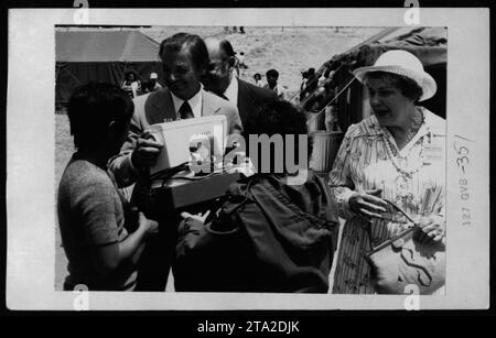 Eine Gruppe vietnamesischer Flüchtlinge in den Vereinigten Staaten, darunter Claudia Cardinale, Nguyen Cao Ky, Rosemary Clooney und Betty Ford, treffen Sie sich am 22. Mai 1975. Der Besuch hebt die Bemühungen hervor, die im Vietnamkrieg Vertriebenen zu unterstützen und ihnen Hilfe zu gewähren. Stockfoto