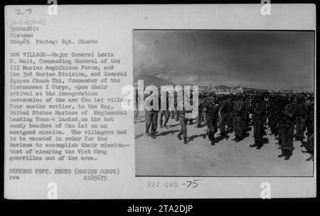 Generalmajor Lewis W. Walt und General Nguyen Chanh Thi nahmen an der Einweihungszeremonie des neuen Chu Lai Dorfes in Vietnam Teil. Die Zeremonie fand am 2. September 1965 statt und markiert den viermonatigen Jahrestag der Ankunft des Regimentslandeteams 4. Die Marines hatten die Aufgabe, die Viet Cong Guerillas aus der Gegend zu räumen. Stockfoto