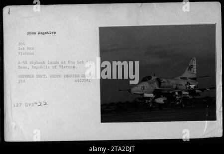 A-4 Skyhawk-Flugzeuge landen auf dem Luftwaffenstützpunkt Chu Lai in der Republik Vietnam, aufgenommen auf einem Foto des Verteidigungsministeriums. Dieses Flugzeug ist eine A4-E-Variante der Skyhawk und gehörte zum 1. MAW (Marine Aircraft Wing). Das Bild erhielt den Code A422341 127 GVB. Stockfoto