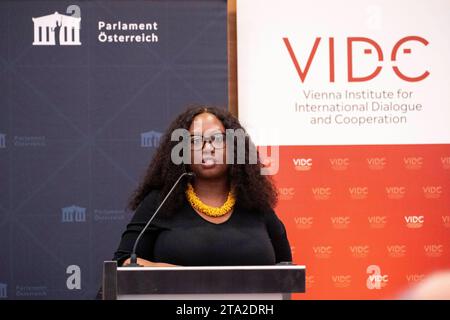 Wien, Österreich. 27. November 2023. Toni Haastrup von der University of Manchester spricht bei der Veranstaltung Feministische Außenpolitik im Parlament gemeinsam mit dem Wiener Institut für internationalen Dialog und Zusammenarbeit VIDC. *** Wien, Österreich 27. November 2023 Toni Haastrup von der Universität Manchester spricht auf der Veranstaltung Feminist Foreign Policy im Parliament zusammen mit dem Wiener Institut für internationalen Dialog und Zusammenarbeit VIDC Stockfoto