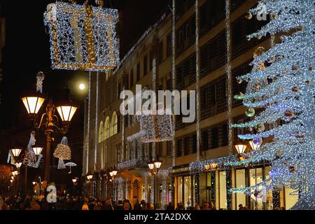 Budapest, Ungarn - 27. November 2023: Weihnachtsmarkt-Pavillons am Vorosmarty-Platz. Stockfoto