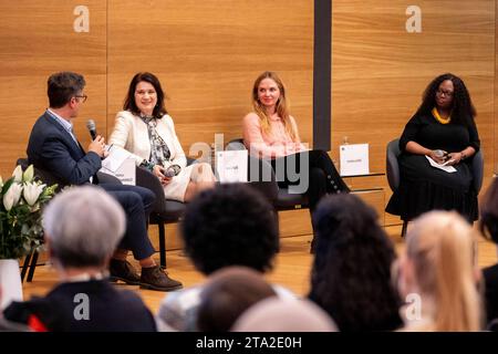 Wien, Österreich. 27. November 2023. Moderation von Markus Müller-Schinwald bei der Veranstaltung Feministische Außenpolitik im Parlament gemeinsam mit dem Wiener Institut für internationalen Dialog und Zusammenarbeit VIDC. *** Wien, Österreich 27. November 2023 Moderation von Markus Müller Schinwald auf der Veranstaltung Feminist Foreign Policy im Parlament zusammen mit dem Wiener Institut für internationalen Dialog und Zusammenarbeit VIDC Credit: Imago/Alamy Live News Stockfoto